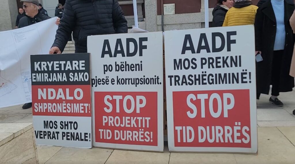 Banorët e Durrësit protestojnë para Bashkisë, kundër TID: Projekt korruptiv, duam dialog dhe zgjidhje