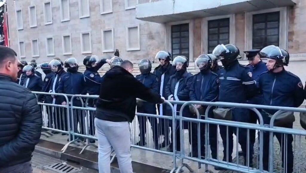 Protestuesi e nis herët protestën, përplas gardhet metalike përpara kryeministrisë dhe debaton me efektivët e policisë