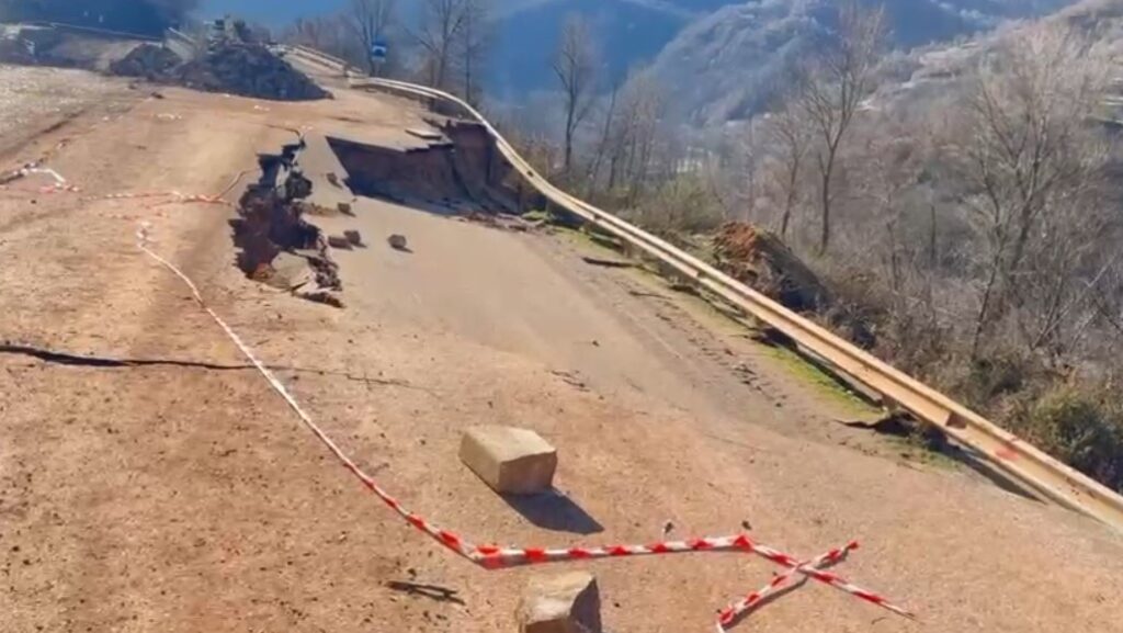 Përkeqësohet situata në rrugën Librazhd-Prrenjas, fundoset një pjesë e aksit! Ndalohet edhe lëvizja e këmbësorëve