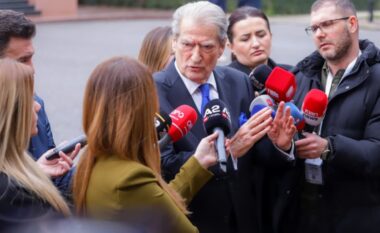 Berisha: Çdo natë nga kryeministria dalin kamionë për të zhdukur gjurmët e krimeve të Ballukut…