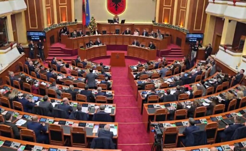 ‘Përplasja’ të enjten në seancë plenare, votimi për Ballukun pikë e parë e rendit të ditës/ Pak metra larg Kuvendit, protesta e PD