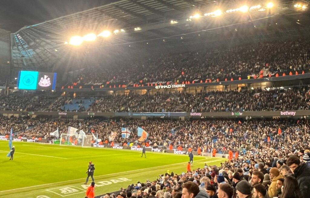 VIDEO/ Tifozët e paktë të Manchester Cityt, si “qymyrxhinjtë” tallen dhe brohorasin njëzëri kundër tyre