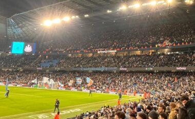 VIDEO/ Tifozët e paktë të Manchester Cityt, si “qymyrxhinjtë” tallen dhe brohorasin njëzëri kundër tyre