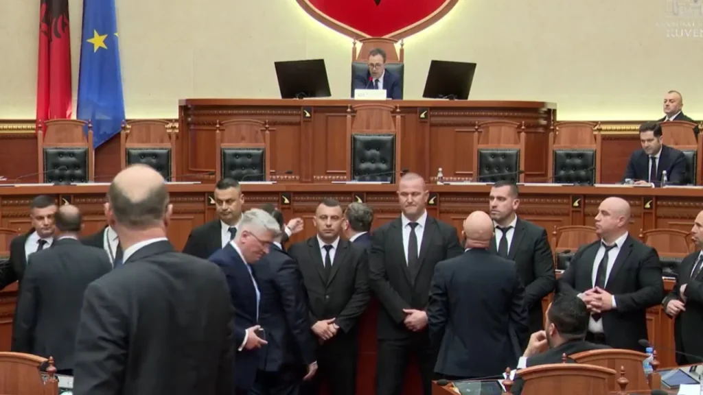 Tensione në seancë parlamentare, demokratët i afrohen Ballës në foltore, ndërhyn Garda