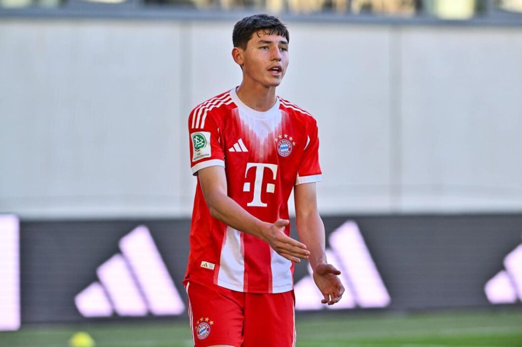 Moment historik/ Zbriti nga “podiumi” Jamalin, kush është 16-vjeçari që debutoi me Bajernin në Champions