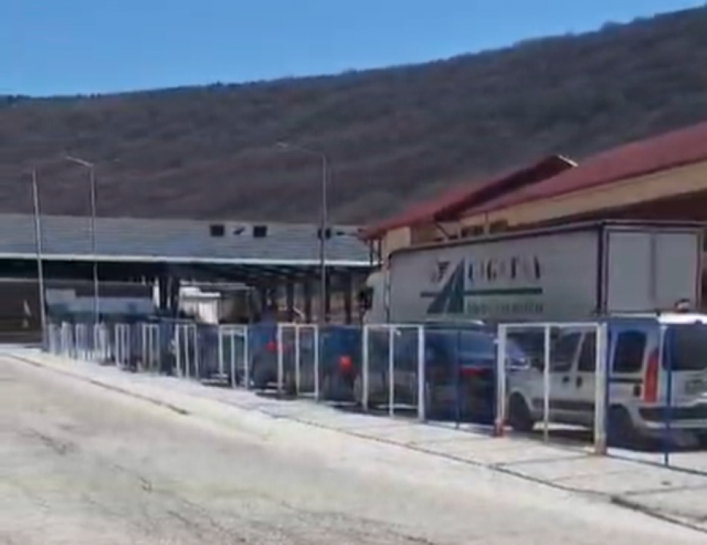 Fluks dhe radhë kilometrike në Kapshticë, qytetarët presin mbi dy orë për të kaluar kufirin