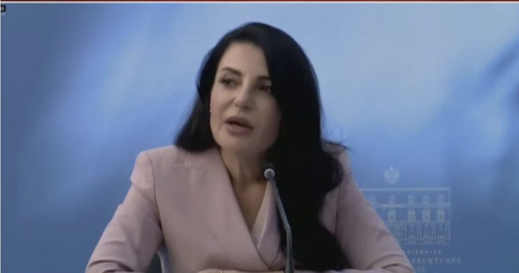 VIDEO/ Ndryshon Qeveria, Balluku dorëzon detyrën: S’kam lidhje me korrupsionin, s’kam as jahte, as helikopterë, e as apartamente