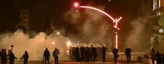 Vijojnë tensionet/ Hidhen molotovë e fishekzjarre në drejtim të Ministrisë së Brendshme, policia përgjigjet me gaz lotsjellës
