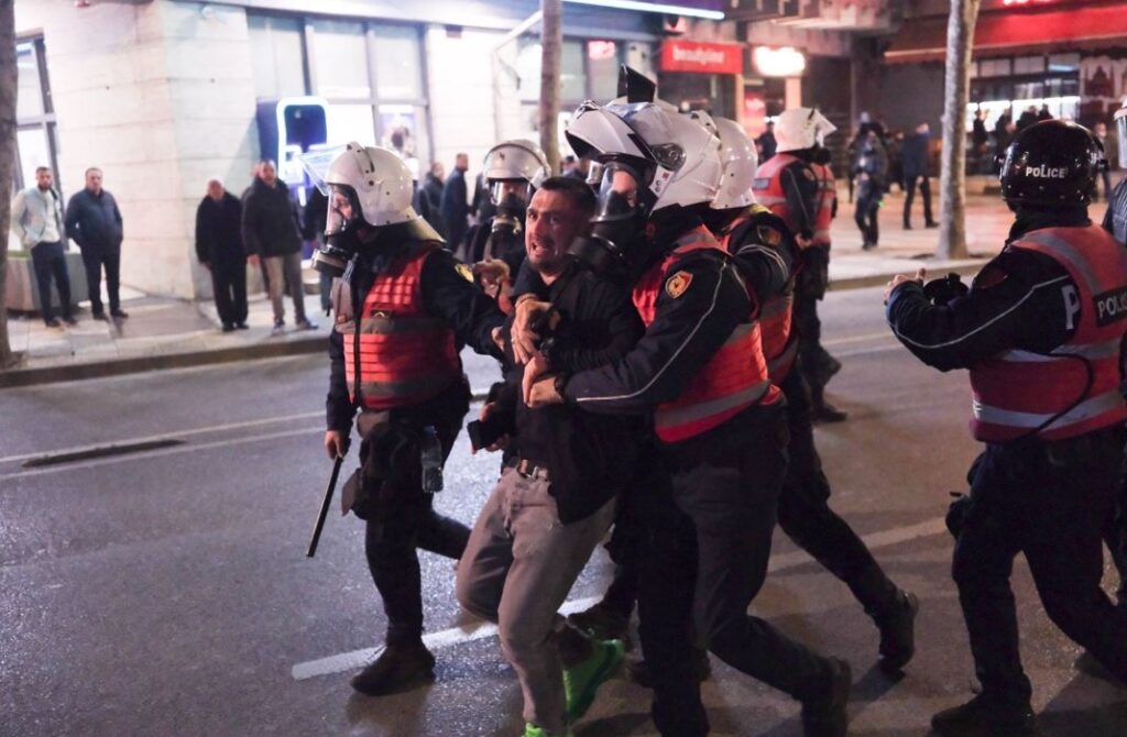 Protesta e opozitës/ 23 persona të shoqëruar në Komisariate