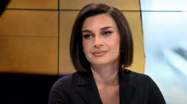 FOTO/ Njihuni me vajzën 15-vjeçare të Elsa Lilës