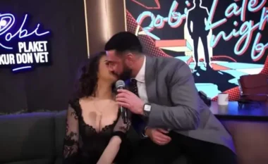 E papritur, Robert Berisha puth në buzë Vivien Thanon
