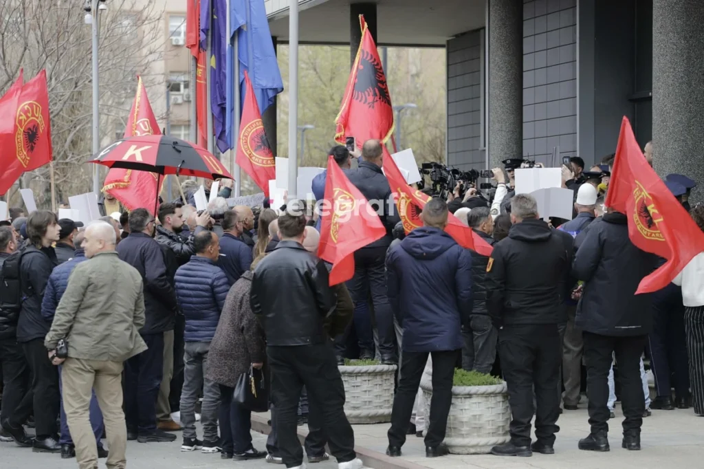Jashari kritikon qeverinë dhe Kuvendin: Ministrat anti-UÇK dhe ekspozitat që shtrembërojnë historinë