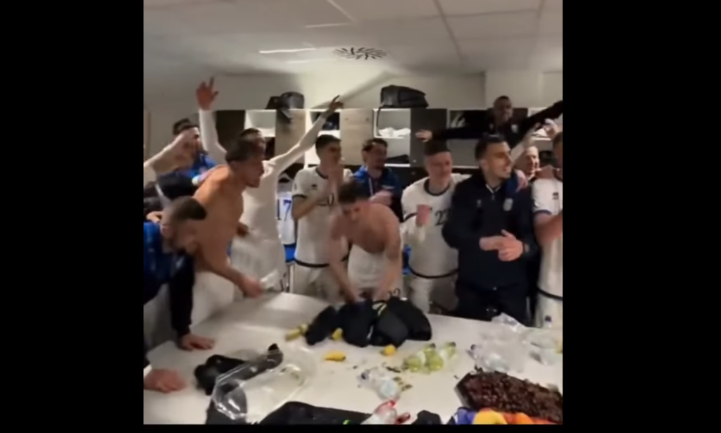 VIDEO/ “Unë jam shqipe nga Kosova”, kështu festojnë Dardanët fitores ndaj Sllovakisë në dhomat e zhveshjes!