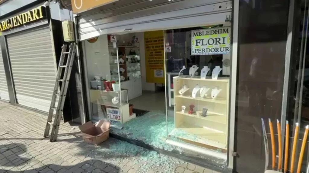 Tre persona tentojnë të grabisin një argjendari, flet pronari: Dyqanin e hapën me kriko makine! Çfarë filmuan kamerat e sigurisë