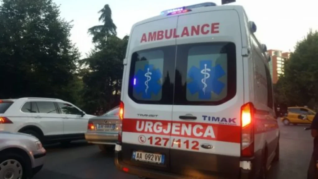 Ra nga lartësia teksa po vendoste një llambë elektrike në Shkodër, i moshuari përfundon në spital