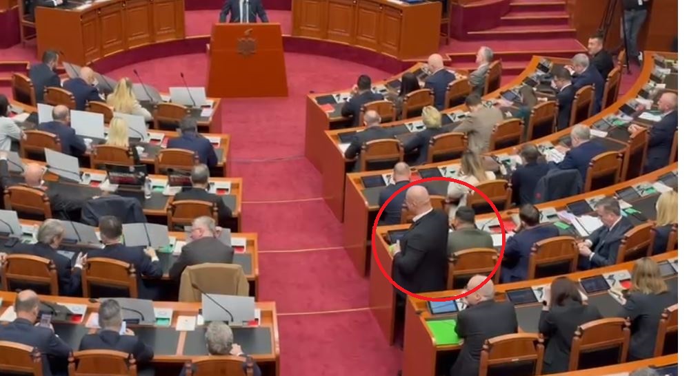 VIDEO/ Pas incidenteve në seancën e kaluar, gardisti merr në mbrojtje të veçantë Taulant Ballën