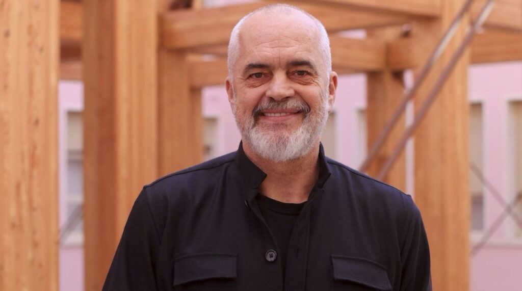 Besimtarët myslimanë festojnë sot Fitër Bajramin, ja urimi i Ramës