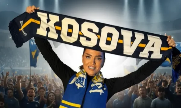 VIDEO/ Edona Llalloshi i kushton këngë Kombëtares së Kosovës në ditën e saj historike