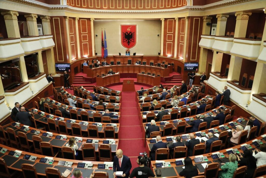 Karburant, qira dhe dieta/ BIRN: Kuvendi shpenzoi 200 milionë lekë për privilegjet e deputetëve, 60 milionë lekë vetëm për udhëtime jashtë vendit