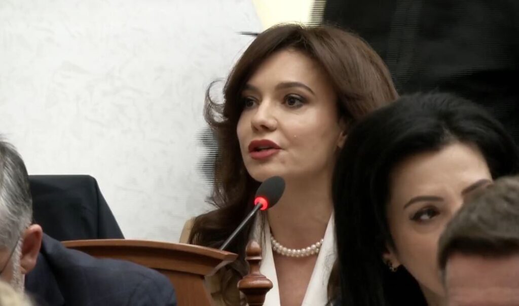 Kudo dhe kurdo me socialistët/ Elisa Spiropali nis takimet me bazën e PS: Për Shqipërinë siç i ka hije (FOTO)