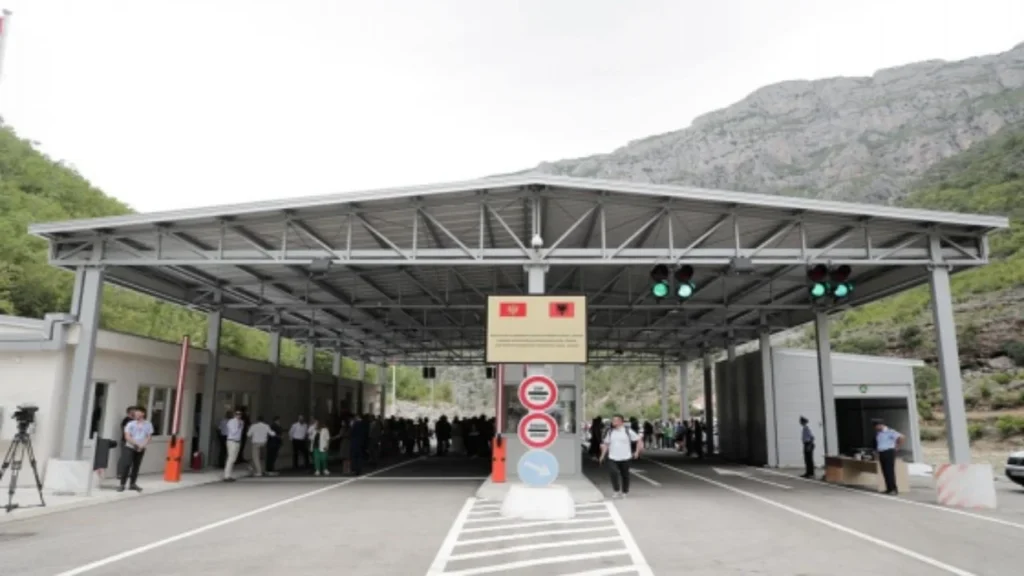 Greva e transportuesve/ Bllokohen doganat drejt Serbisë, Malit të Zi dhe Bosnjes