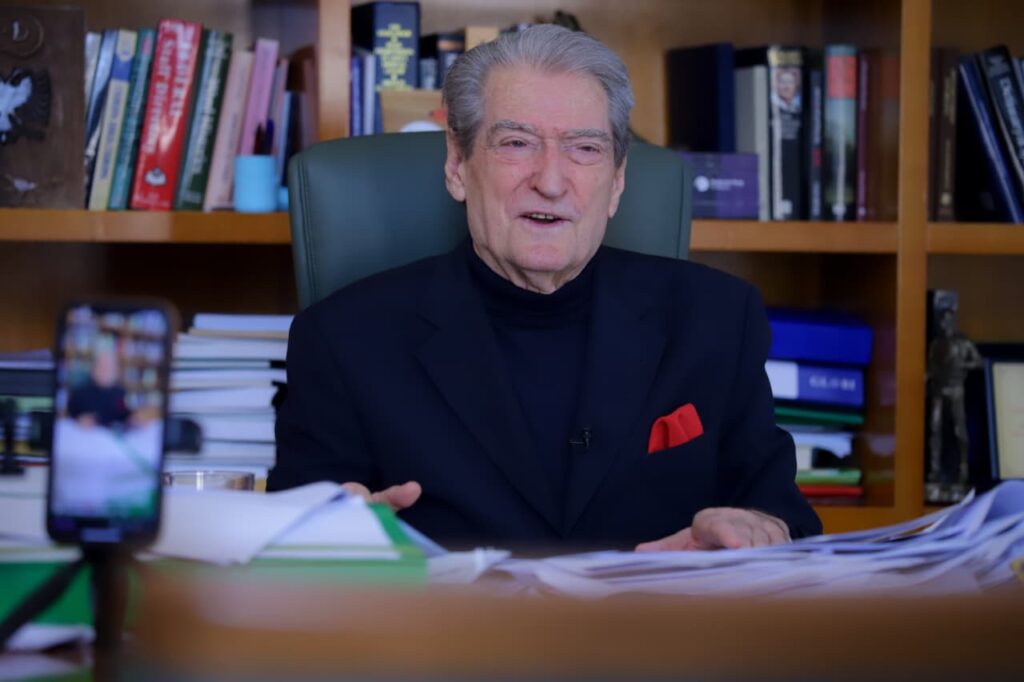 Qëndrimi i Ramës, cinik dhe i pashpirt, Berisha: Nuk përgjysmon barrën fiskale për çmimin e naftës! Tallet me pensionistët, do marrin shtesë vetëm 2 kg domate