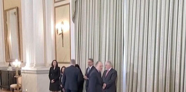 Dorëhiqen tre anëtarë të qeverisë greke / Qeveria nën presion nga skandali me abuzimet me subvencionet në bujqësi
