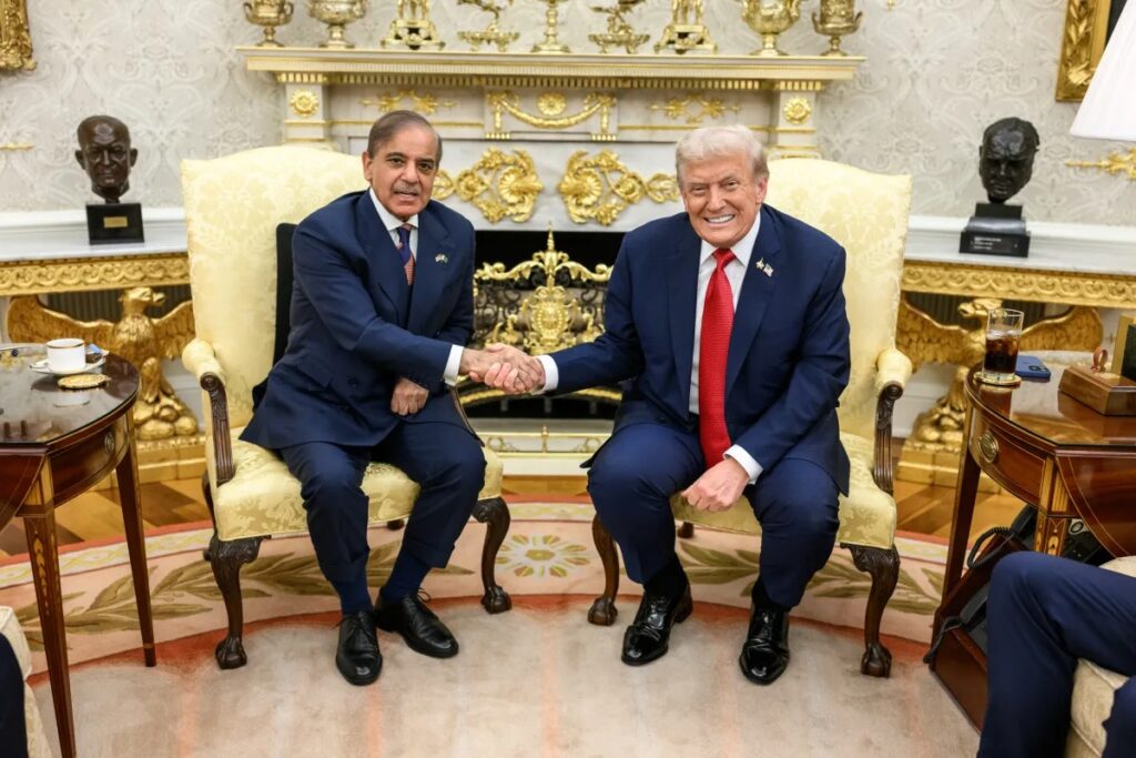 Kryeministri i Pakistanit i kërkon Trump të zgjasë afatin për marrëveshjen me Iranin dhe të hapë Ngushticën e Hormuzit, mesazh edhe Tehranit