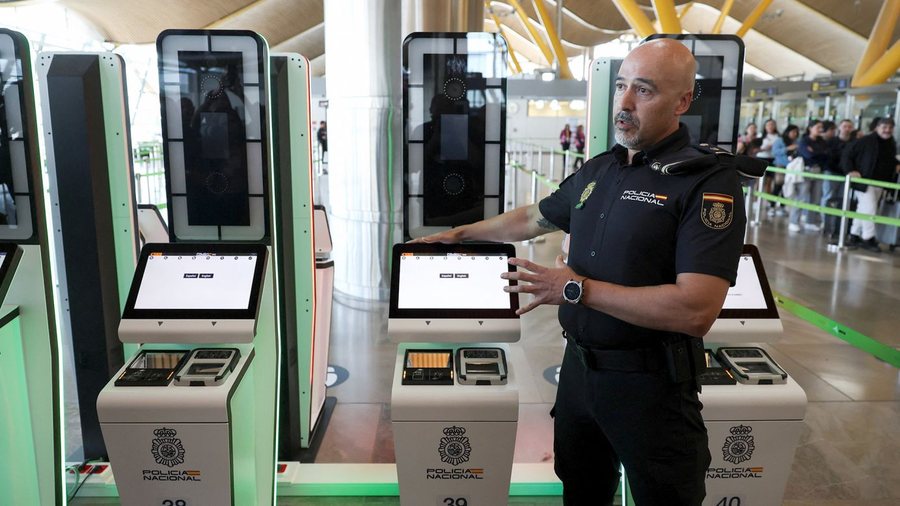 Ministria e Jashtme njoftim të rëndësishëm për shqiptarët: Nga nesër futet në fuqi sistemi EES, nuk ka më vulosje të pasaportës, do regjistrohet fytyra