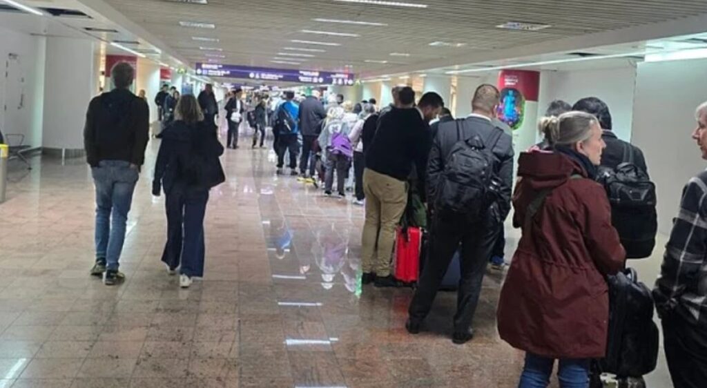Kontrollet e reja kufitare në aeroportet evropiane shkaktojnë radhë dhe vonesa fluturimesh, penalizohen edhe anglezët për shkak të ‘Brexit’