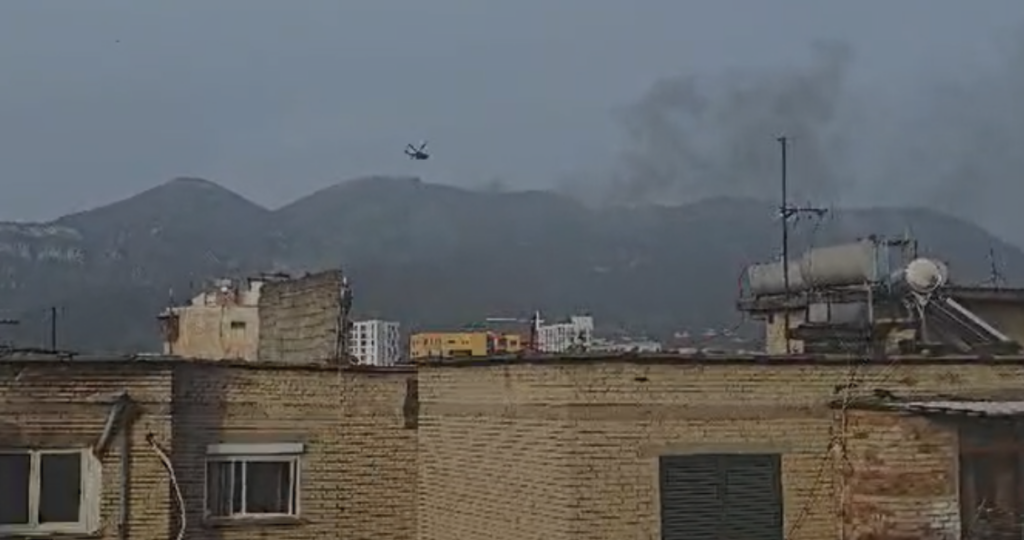 Zjarr në Tiranë, helikopteri i vjen në ndihmë forcave zjarrfikëse, ndërhyhet nga ajrit për të shuar zjarrin