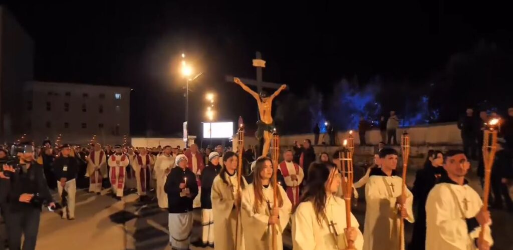 Prag Pashke, besimtarët katolikë përkujtojnë Udhën e Krishtit në sheshin “Nënë Tereza” në Tiranë