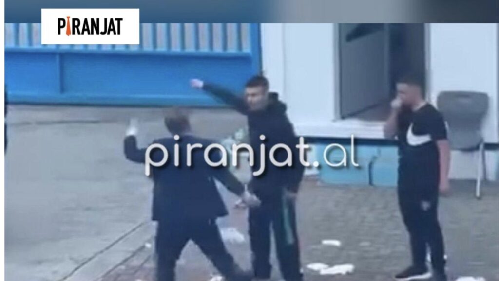 SKANDAL/ Çmendet drejtori i shkollës në Elbasan, u merr ushqimin nga dora nxënësve dhe ushtron dhunë ndaj tyre (EMRI+VIDEO)