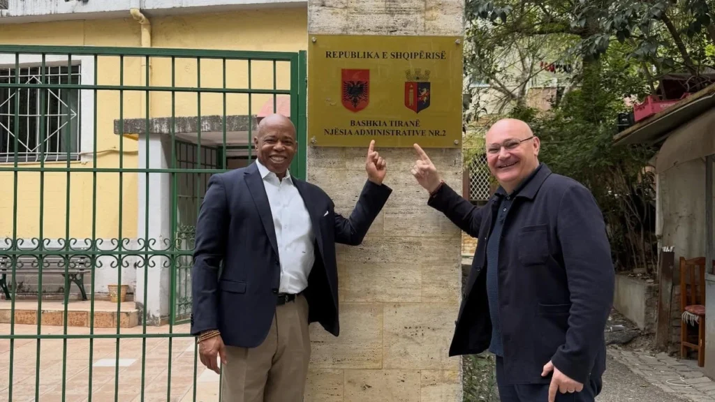 Ish-kryebashkiaku Eric Adams merr shtetësinë shqiptare, regjistrohet si banor i Tiranës