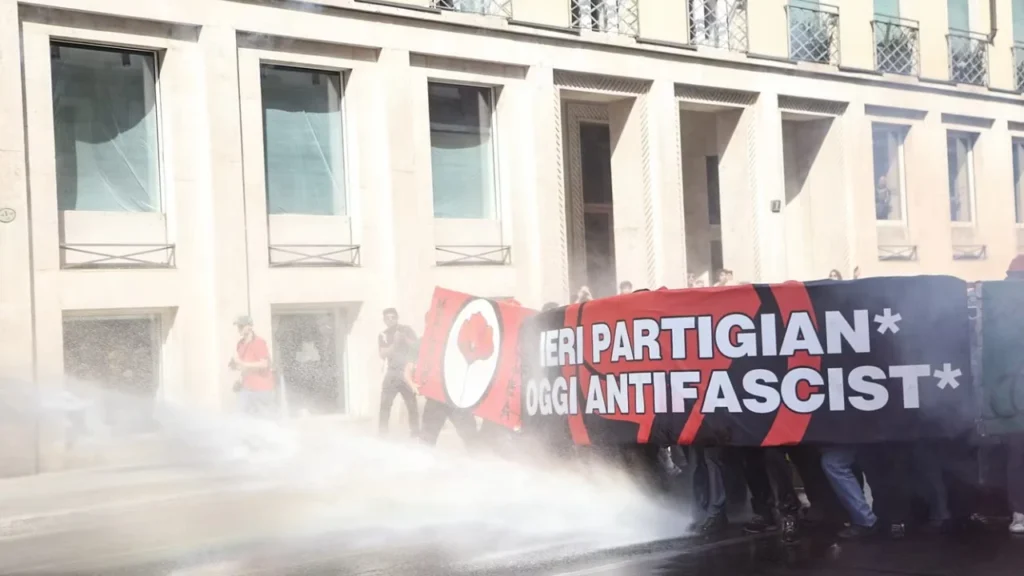 Protestë e dhunshme në Milano/ Qytetarët përplasen me policinë, fishekzjarrë dhe tymuese hidhen në Duomo