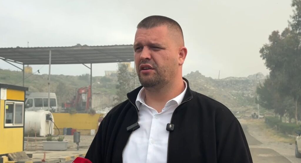 Landfilli i Bushatit në flakë/ Nënkryetari i Bashkisë së Vaut të Dejës tregon se si nisi zjarri: Nuk rrezikohen banesat