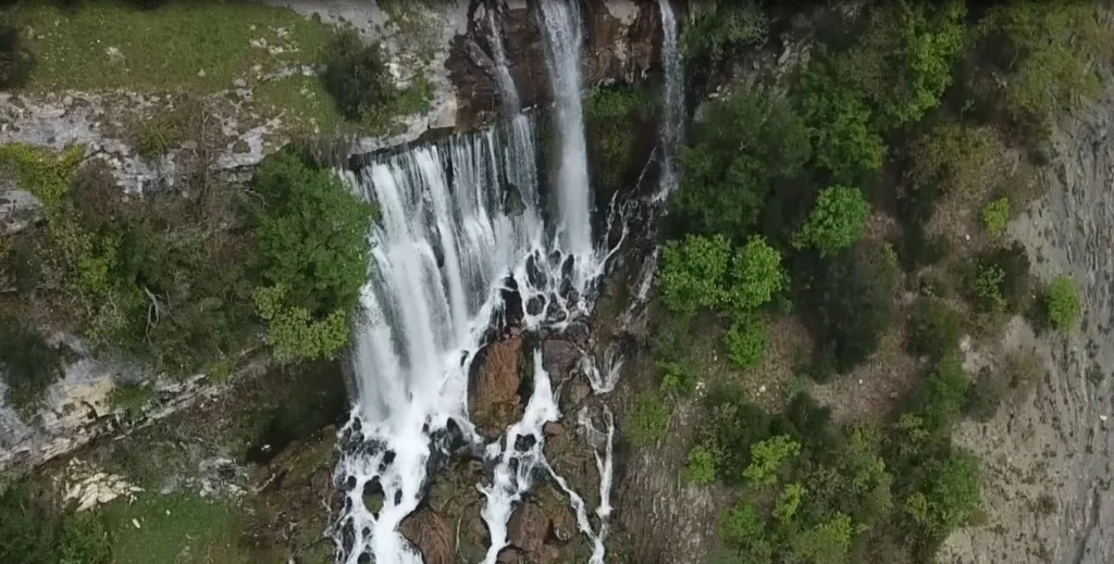 Ngjarje e rëndë në Gramsh/ Shoferi i turistëve bie nga Ujëvara e Sotirës, vdes në vend!