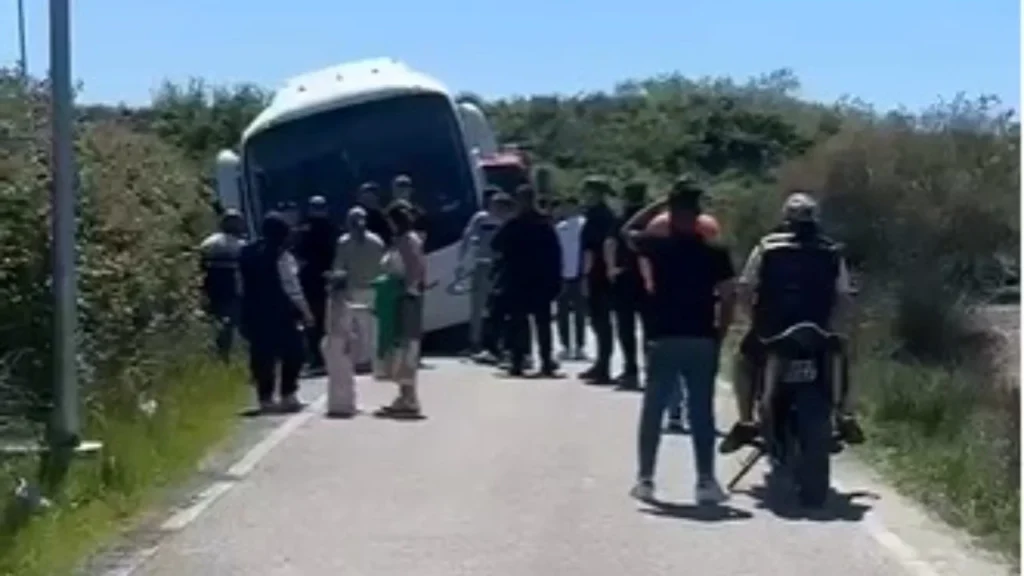Autobusi me nxënës në Zvërnec del nga rruga dhe bllokon qarkullimin