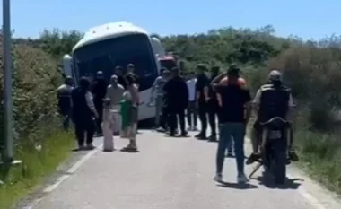 Autobusi me nxënës në Zvërnec del nga rruga dhe bllokon qarkullimin