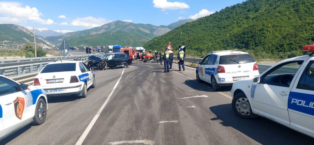 Aksident i rëndë në rrugën Librazhd–Elbasan/ Makinat bëhen copash, raportohet për një viktimë dhe 6 të plagosur