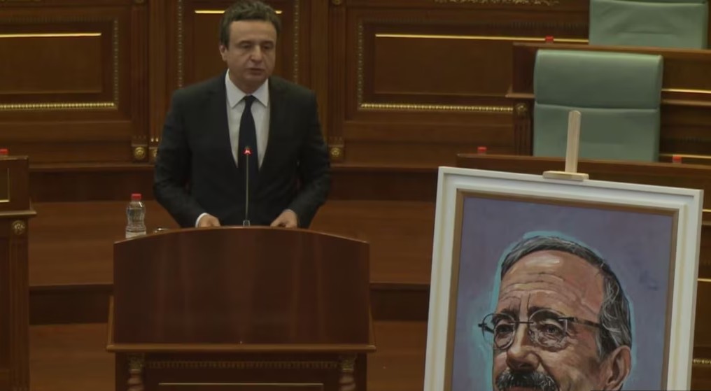 Kuvendi i Kosovës nderon kujtimin e Eliot Engel, Kurti: Ishte zëri i vendit në ditë të vështira, i qëndroi besnik angazhimit për kombin tonë
