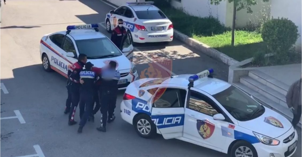 Arsenal armësh dhe lëndë narkotike, arrestohet 59-vjeçari, dyshohet se i ka trafikuar me qëllim shitjen në Shijak