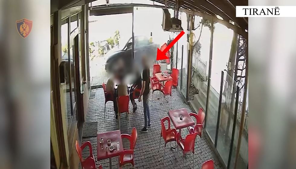 VIDEO/ Momente paniku në një lokal në Tiranë, tentoi të vriste me armë një 38-vjeçar, arrestohet 50-vjeçari (EMRI)