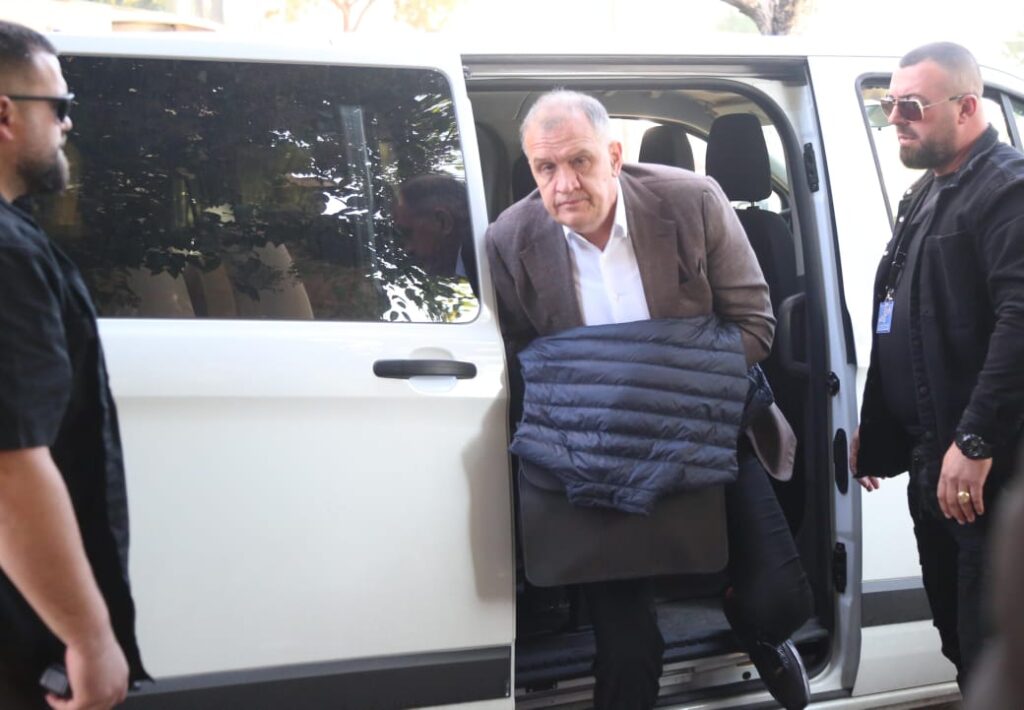 Pranohet kërkesa e Ilir Beqajt, ish-ministri i Shëndetësisë do të qëndrojë jashtë kafazit të xhamit gjatë seancave