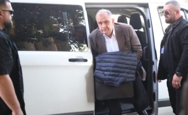 Pranohet kërkesa e Ilir Beqajt, ish-ministri i Shëndetësisë do të qëndrojë jashtë kafazit të xhamit gjatë seancave