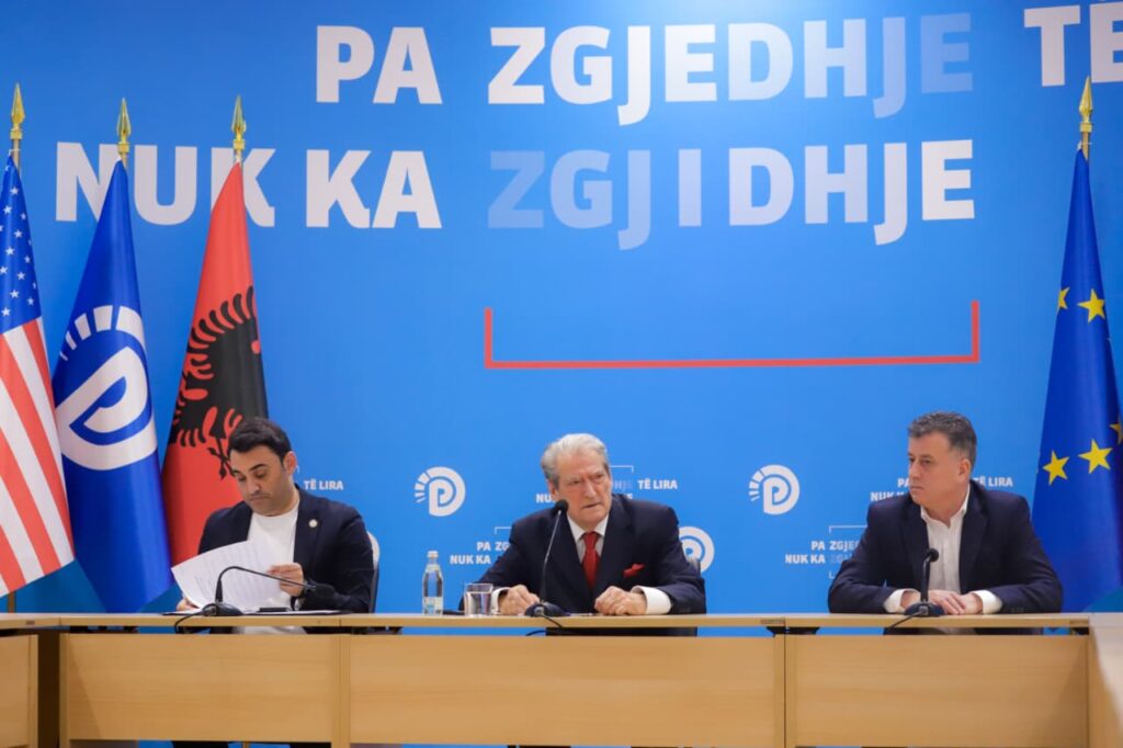 Berisha: Aeroporti i Vlorës identik si djegësi i Tiranës, me direktivë të Ramës dhe Ballukut kontrata u firmos pa ekzistuar sipërmarrja, 130 mln euro të vjedhura nga taksat e shqiptarëve