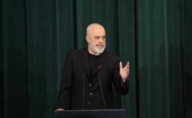 Ndërtimi i anijeve në Pashaliman/ Rama: Shpresoj që luftërat të përfundojnë, jemi shumë të vegjël për të vendosur fatin e shahut të gjeopolitikës, por duhet të përshtatemi