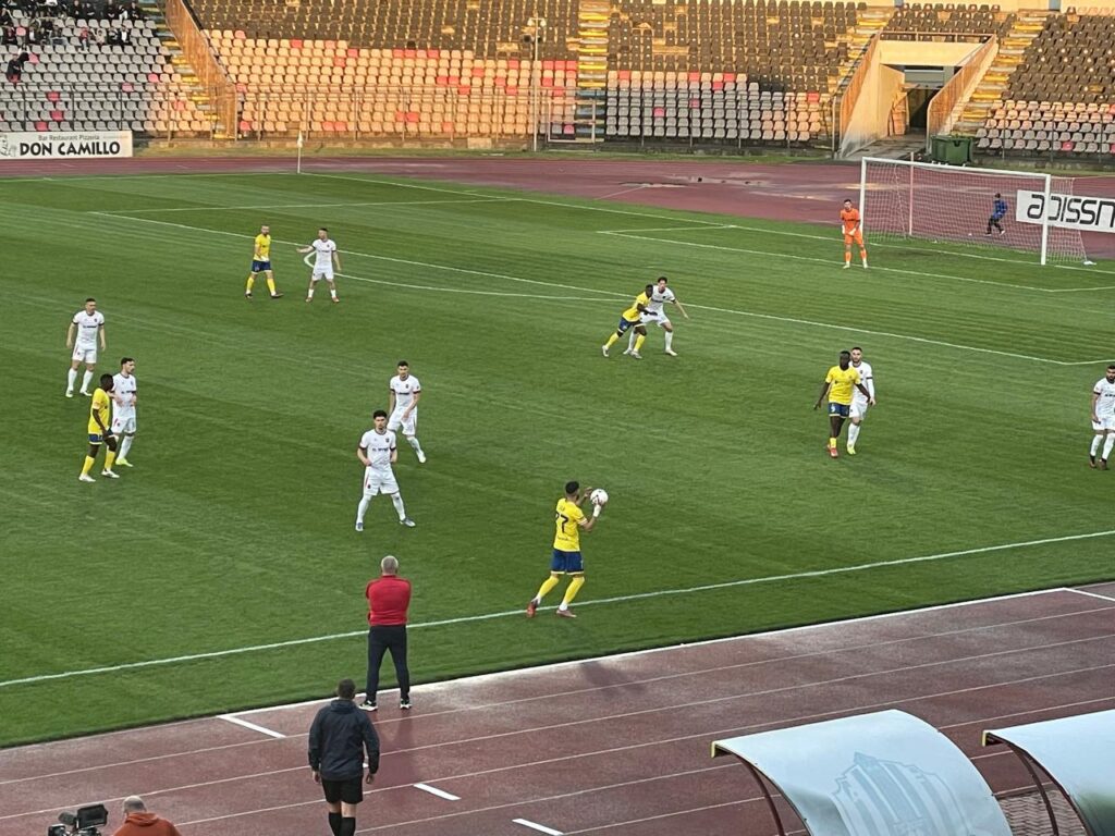 VIDEO/ Elbasani merr kreun e Superiores, tifozët pushtojnë rrugët e qytetit duke e kthyer në festë