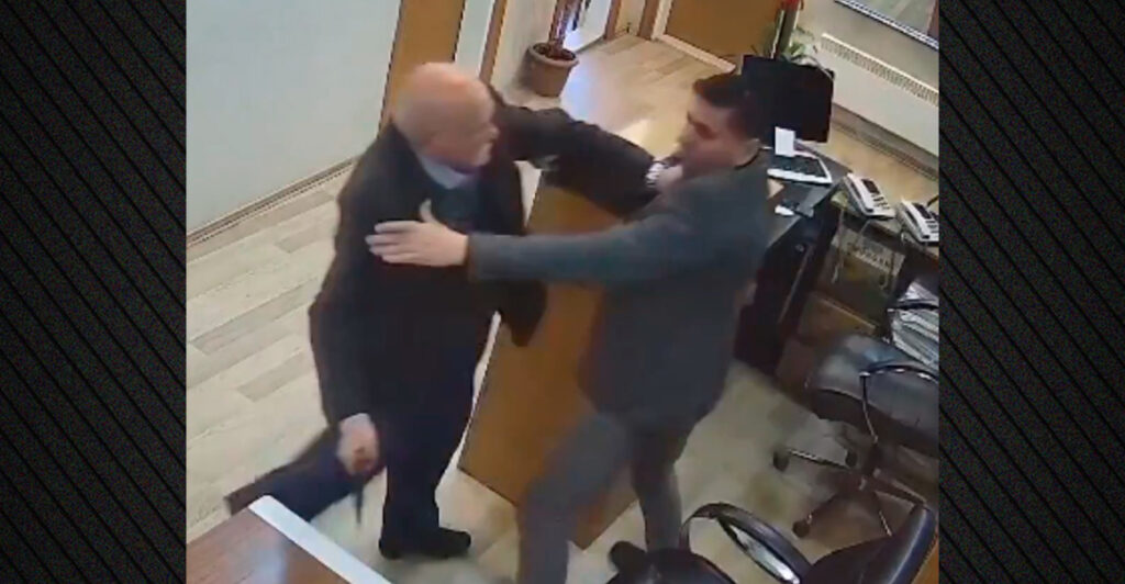Çmendet i moshuari, hyn brenda ndërtesës qeveritare dhe sulmon me mjet prerës punonjësin (VIDEO)