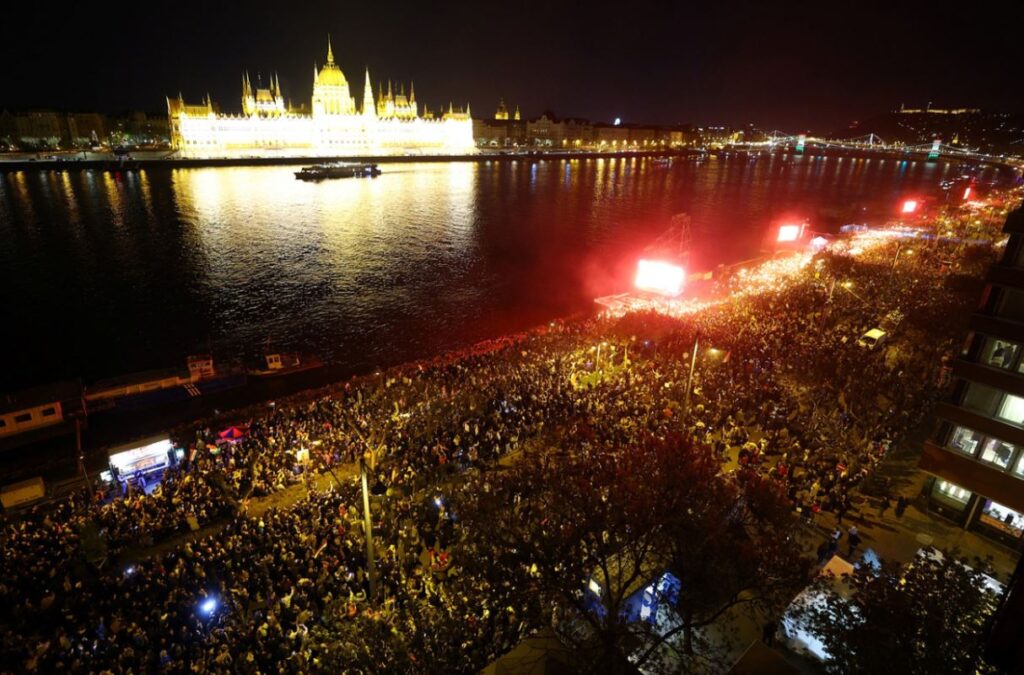 Hungarezët festojnë fundin e epokës së Viktor Orban! Mbështetësit e Peter Magyar ‘pushtojnë’ rrugët e Budapestit (FOTO+VIDEO)